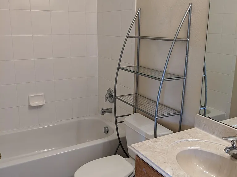 750 Lake Cove Pointe Cir — Photo 7