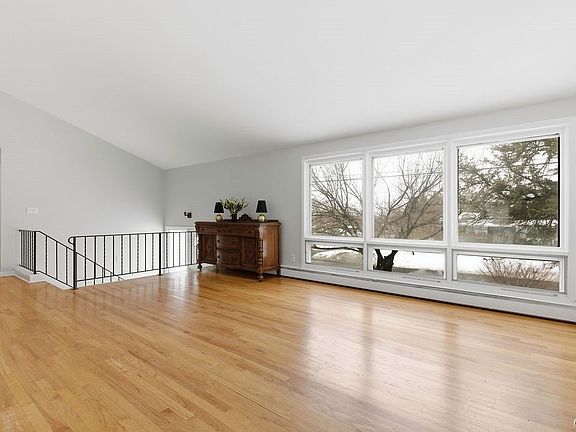 4th image of 300 Greenwood Rd