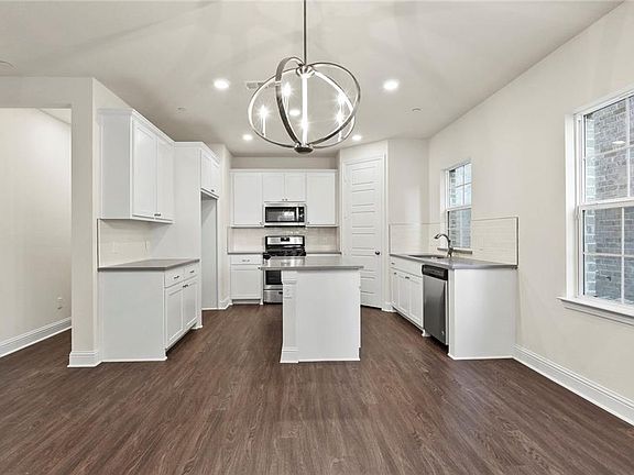 5th image of 301 Ferndale St