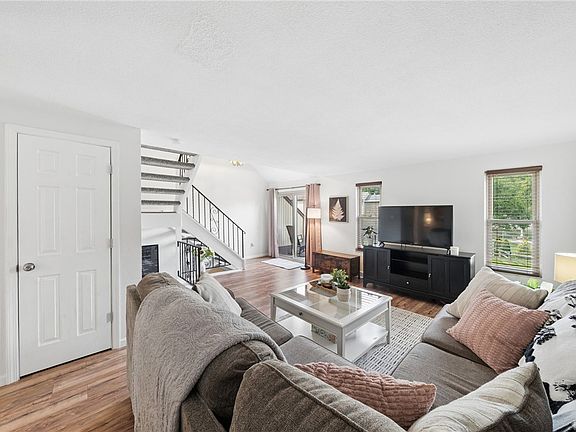 5th image of 210 Timber Dr