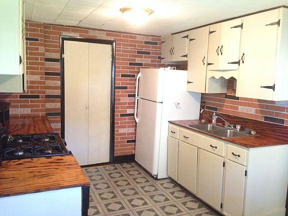 4th image of 138 E 4th St