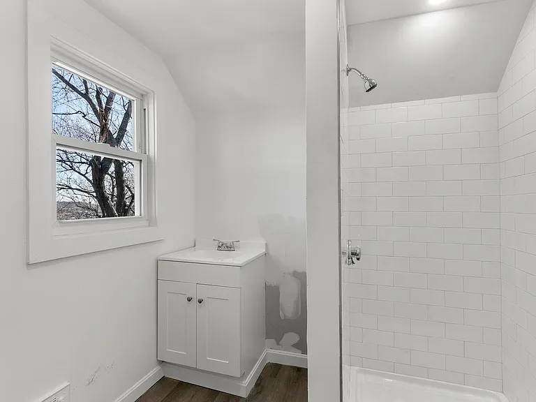 Bellevue Ave — Photo 29