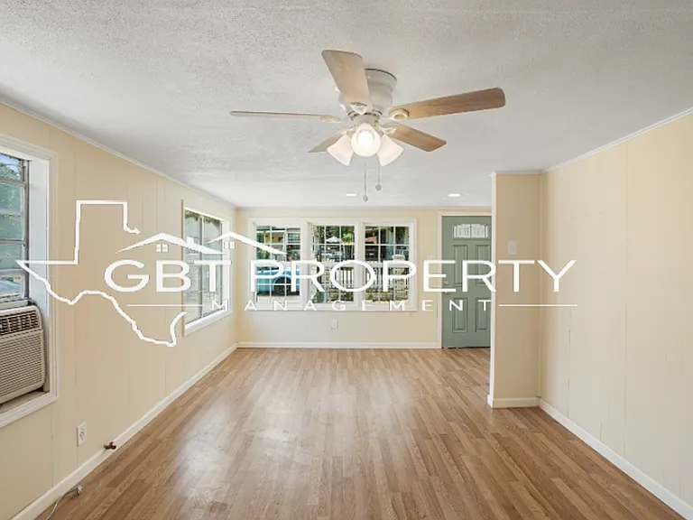 2342 Howard St — Photo 4