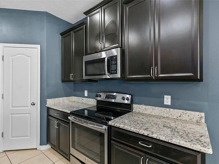 2572 Limerick Cir — Photo 13