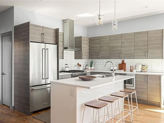 2nd image of 800 Fulton Ter SE