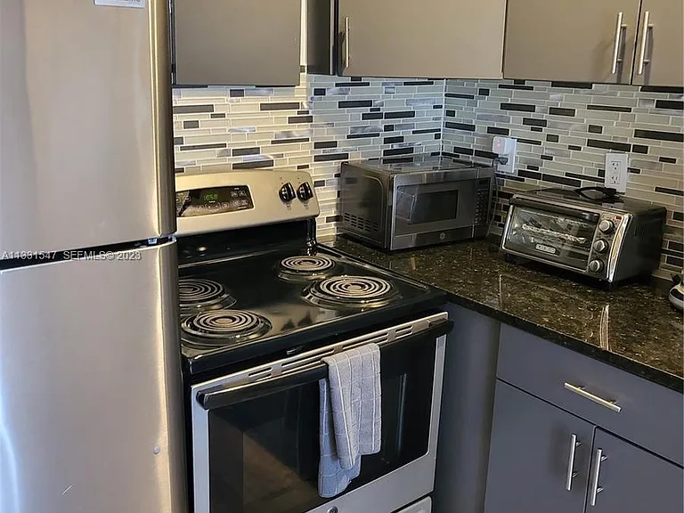 1445 N Andrews Ave — Photo 11