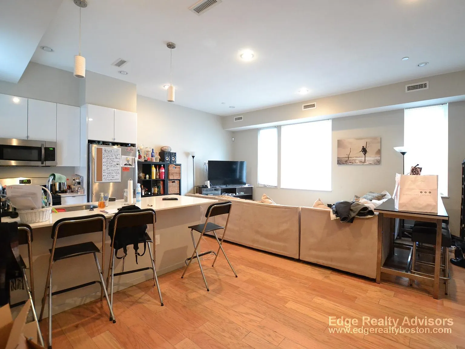 5 bed, 2.5 bath, 2500 sqft, $7,040 — Photo 4