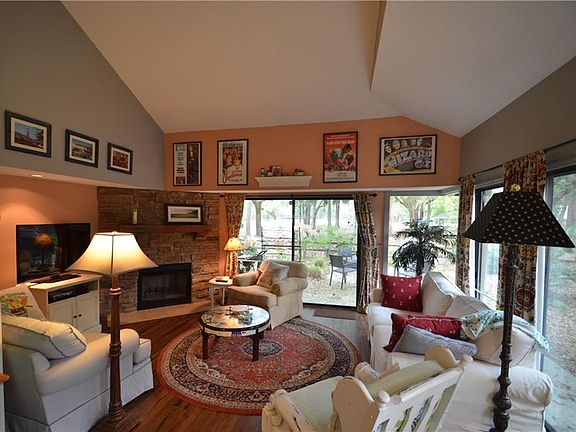 3rd image of 1 Beachwood Dr
