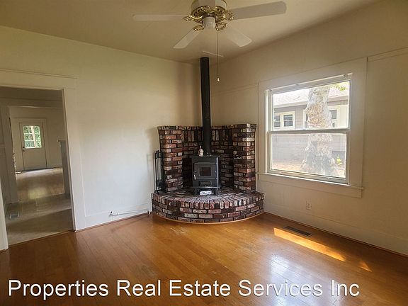 3rd image of 621 Oak St