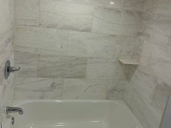 5th image of 670 Roosevelt Dr #1