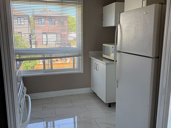 5th image of 983 Victoria Park Ave Floor 2