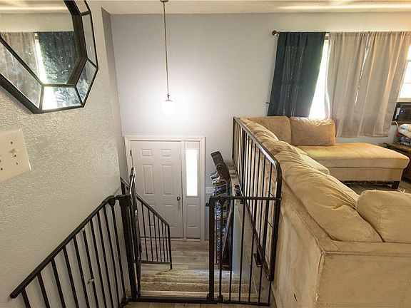4th image of 384 Jefferson St