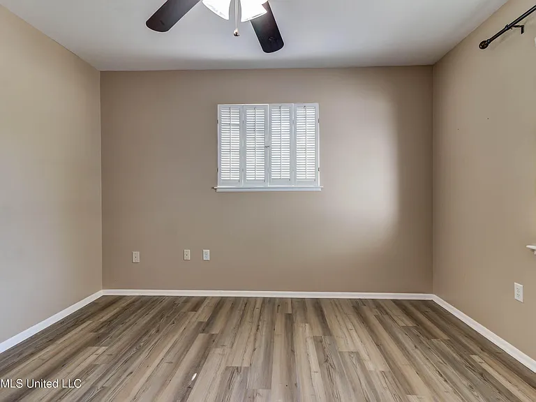 2323 Middlecoff Dr — Photo 30
