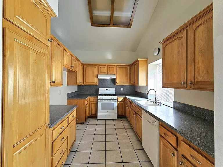 24657 Carolyn Ave — Photo 8