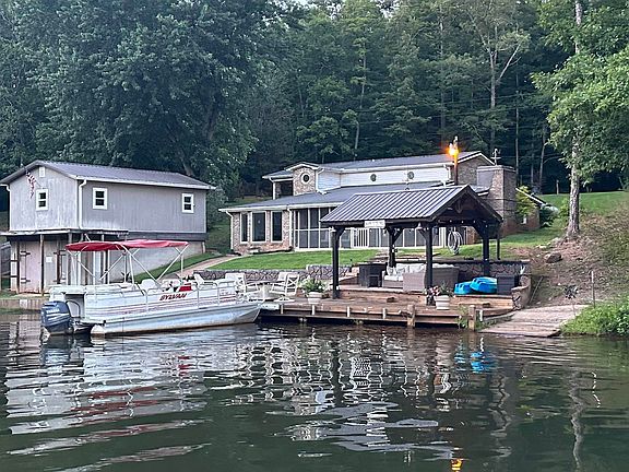 2nd image of 50 Lakeside Cir