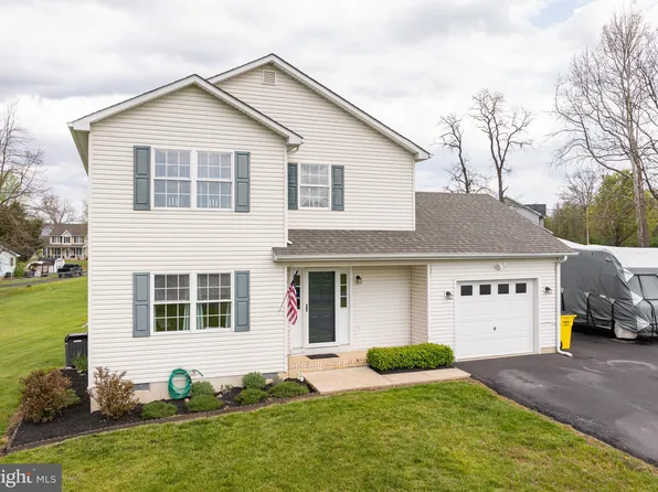 15 Willis Dr, Bunker Hill, WV 25413