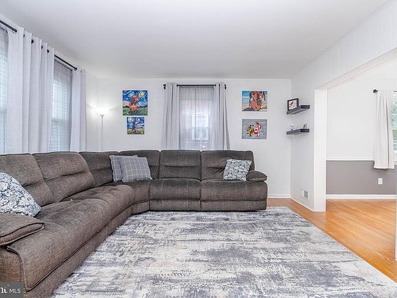 5th image of 104 Sipple Ave