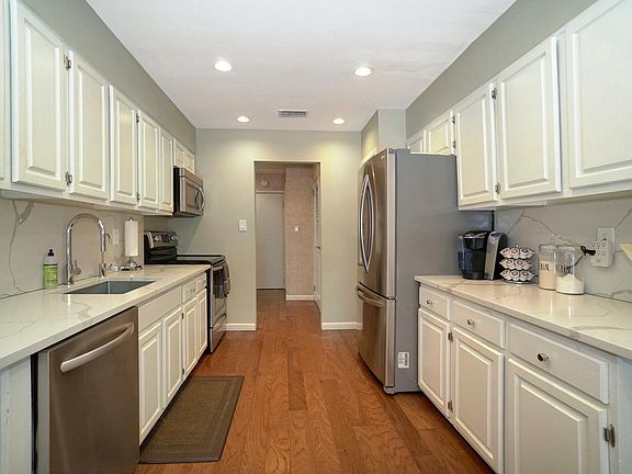 2nd image of 9 Meadowood Dr #9