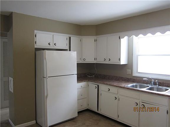 5th image of 151 Fairdale Ave