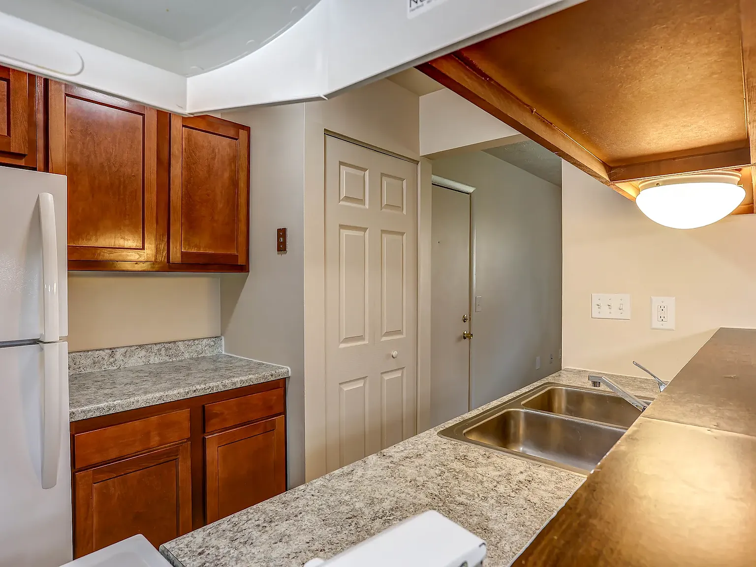 Country Knoll Apartments — Photo 2