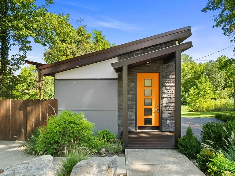 2044 Wilson Ln — Photo 2