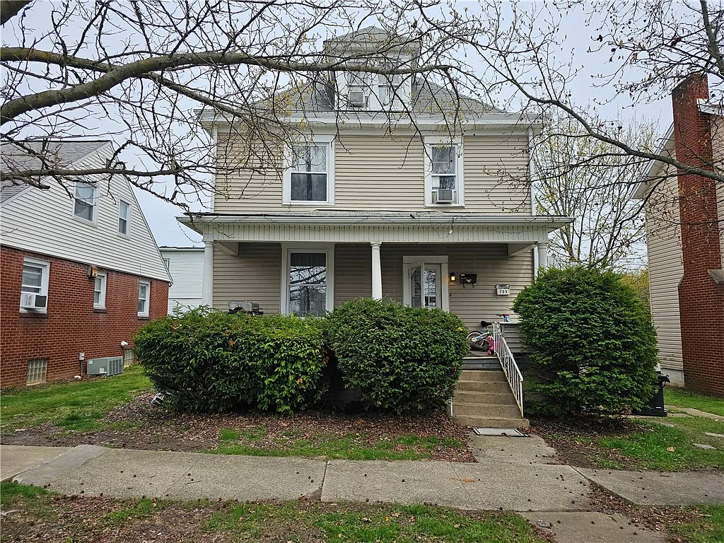 709 Mace St SW photo 1