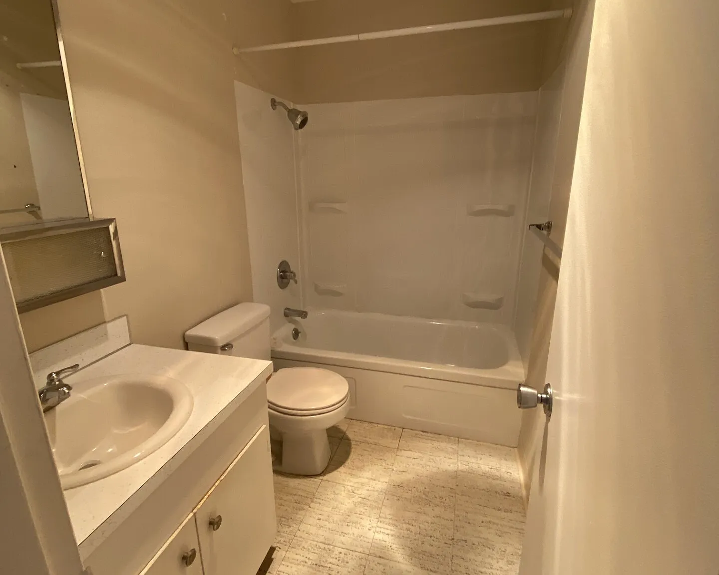 717 SW 6th St — Photo 3