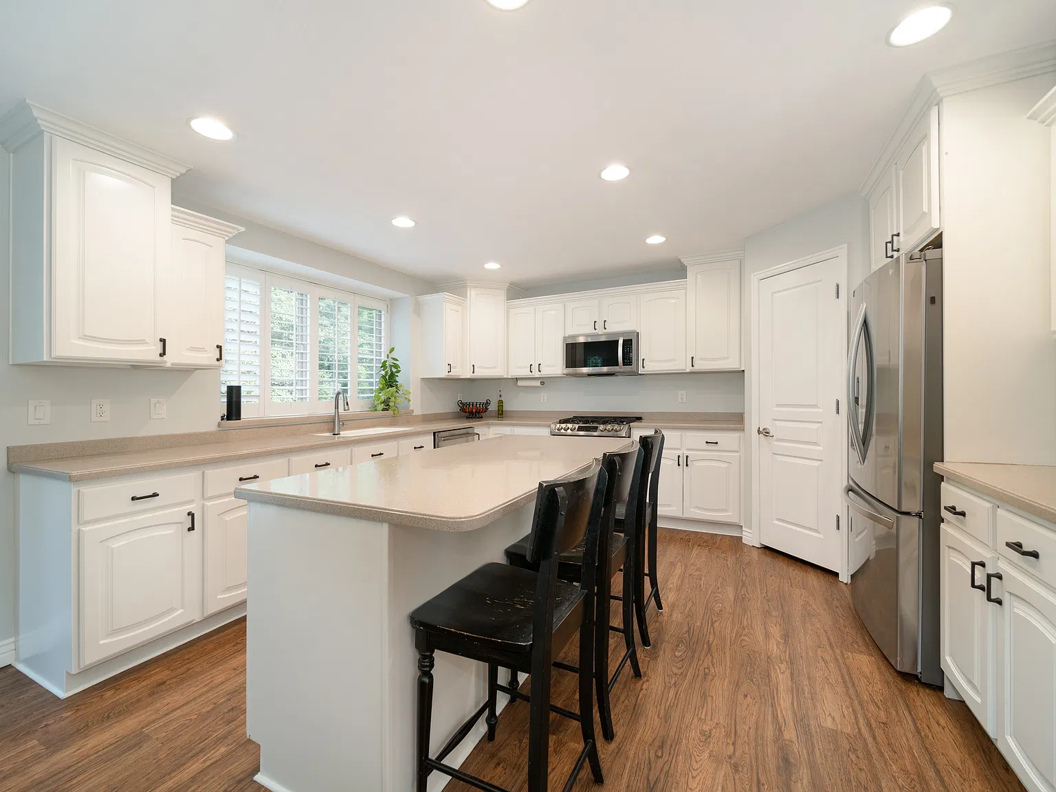 5 bed, 3.5 bath, 4053 sqft, $3,995 — Photo 4