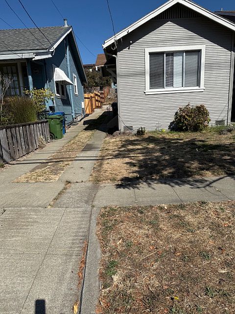 Front of the House (House standalone and NO shared wall with neighboor