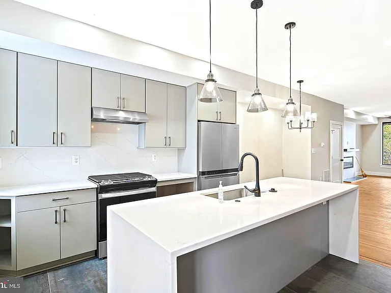 1327 W 42nd St — Photo 14