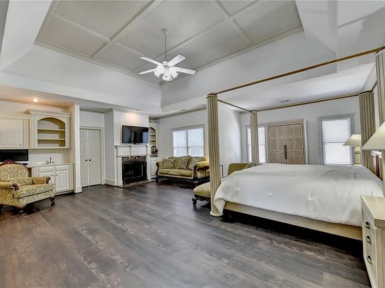8910 Pinehurst Cv — Photo 54