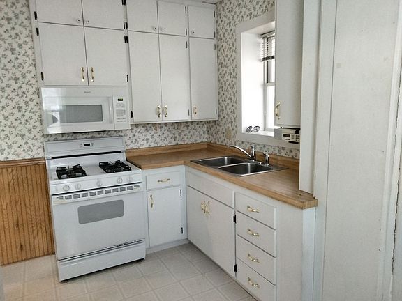3rd image of 109 E School St #1