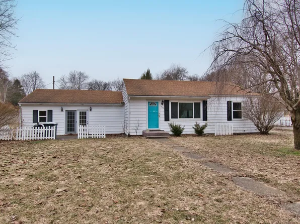 903 N Detroit St, Buchanan, MI 49107