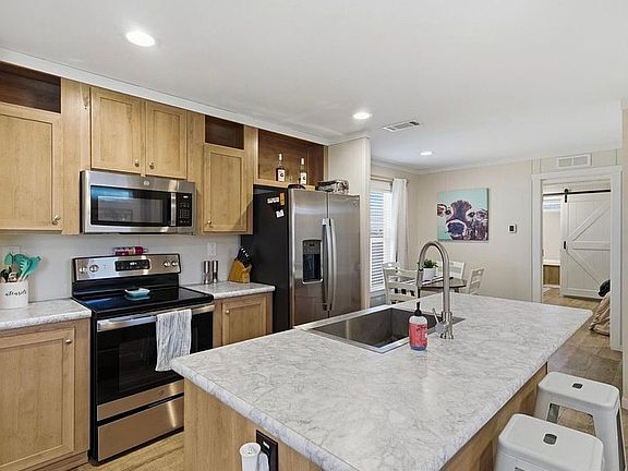 5th image of 135 Lear Ln