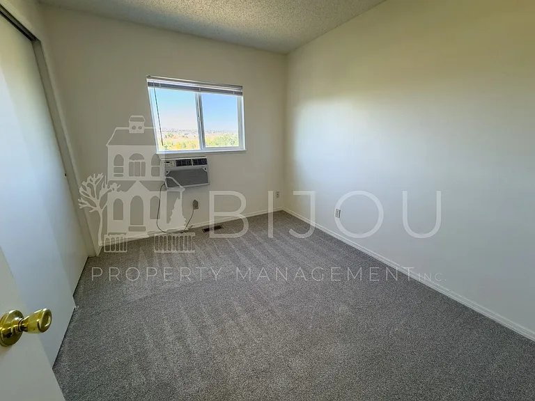6470 Chantilly Pl — Photo 12