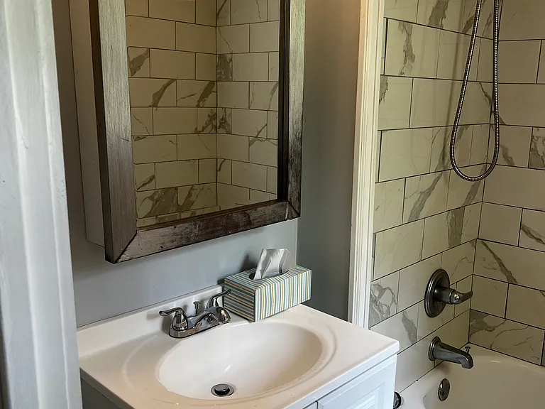 206 E College St — Photo 11
