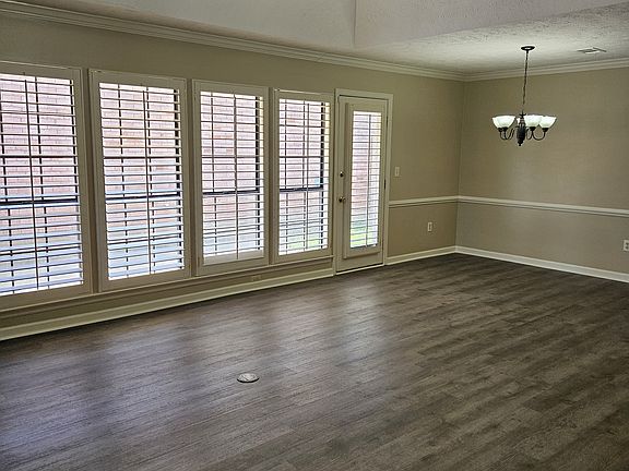3rd image of 1616 Queen Elizabeth Ct