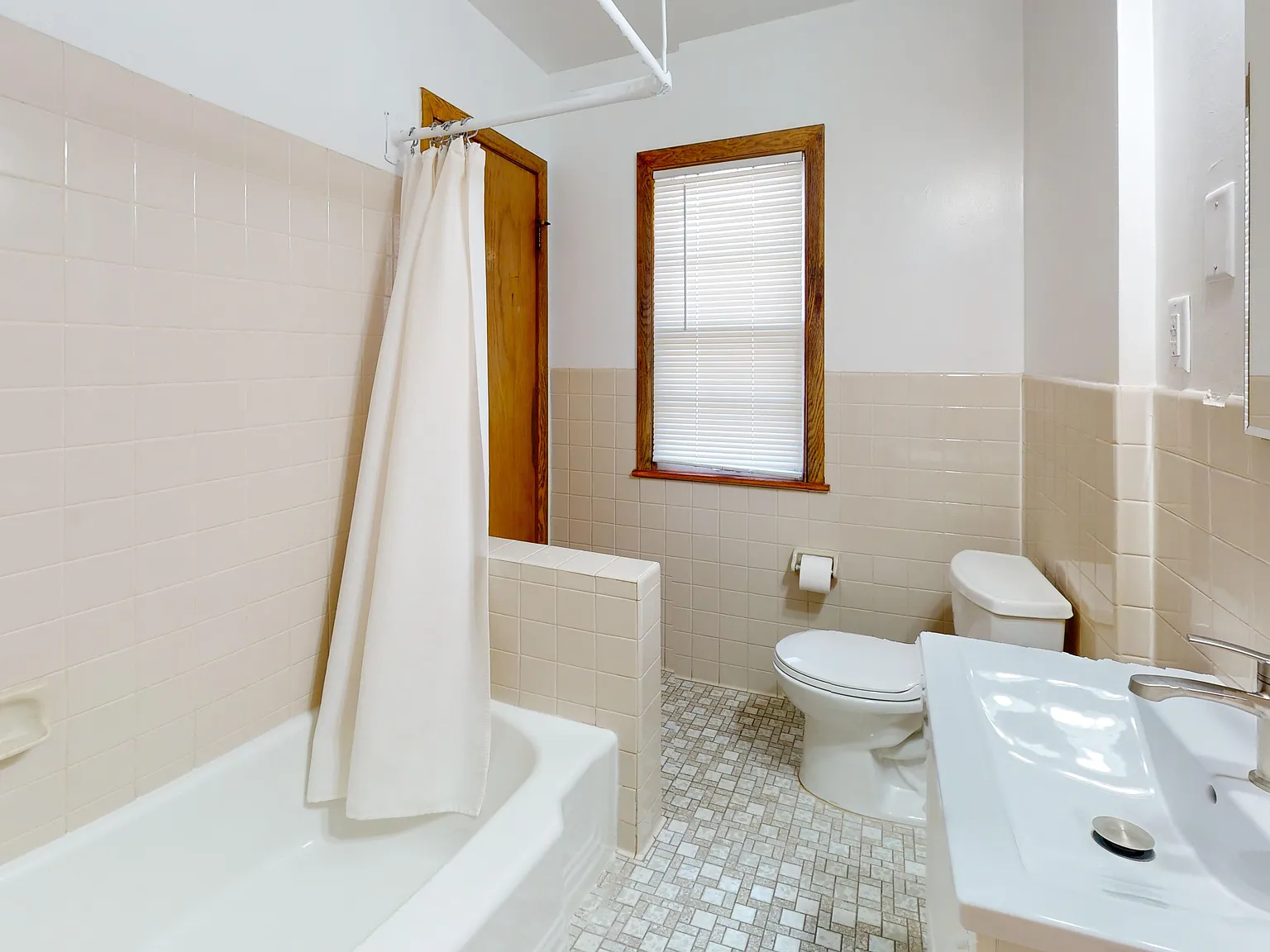 3 bed, 1125 sqft, $1,950 — Photo 3