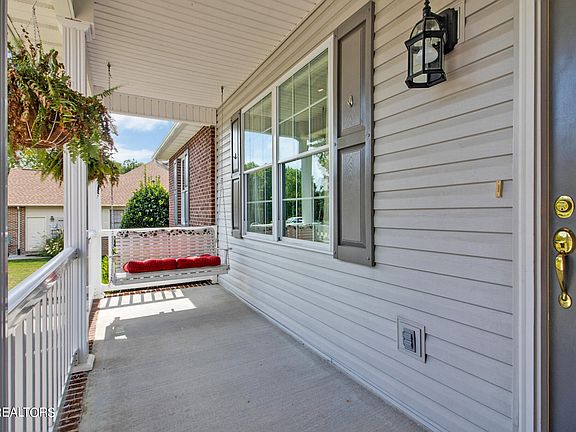 4th image of 613 E Deer Creek Dr