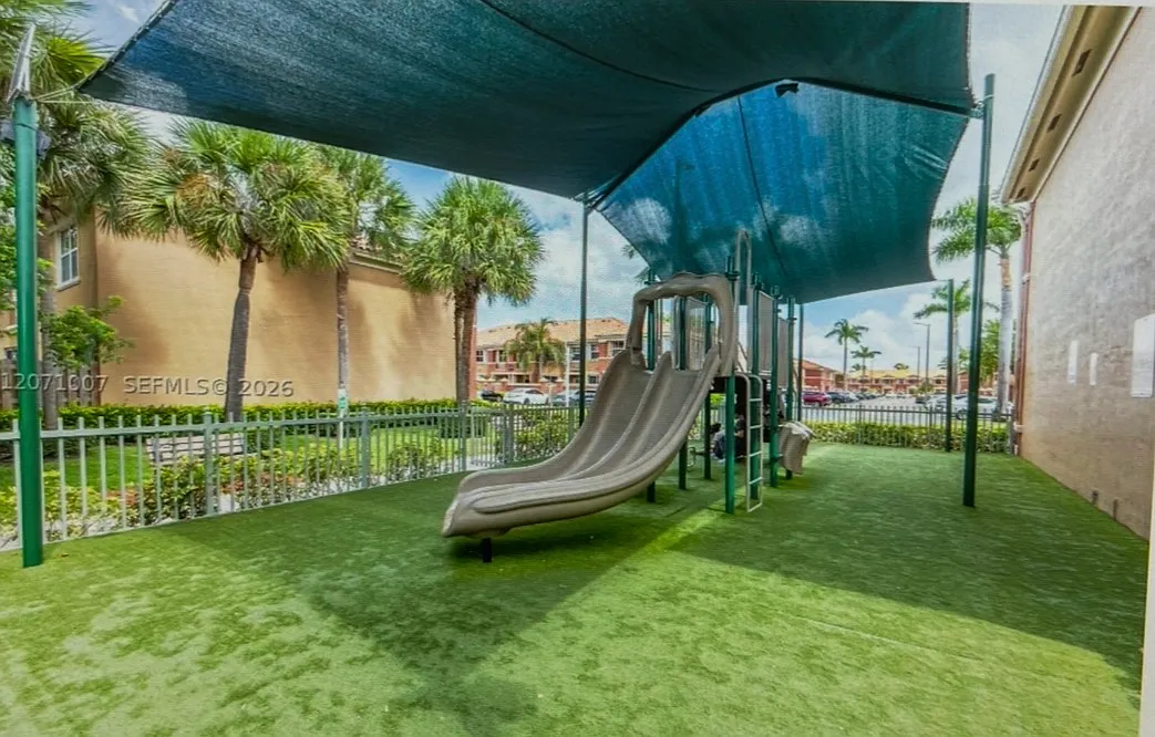 3 bed, 2.5 bath, 1350 sqft, $3,200 — Photo 4