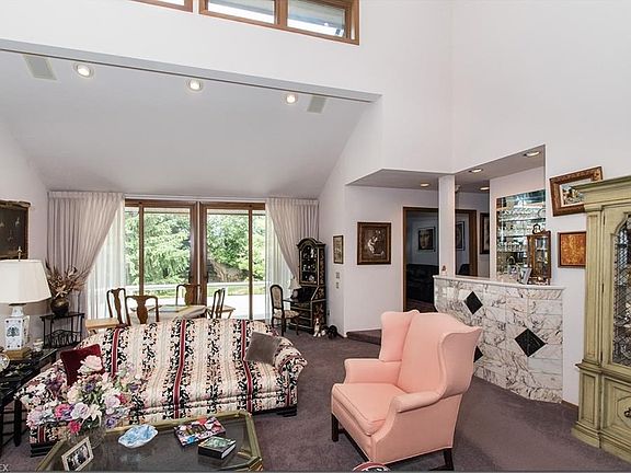 5th image of 2 Bennington Ct