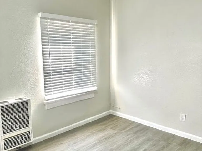 5606 S Figueroa St #13 — Photo 2