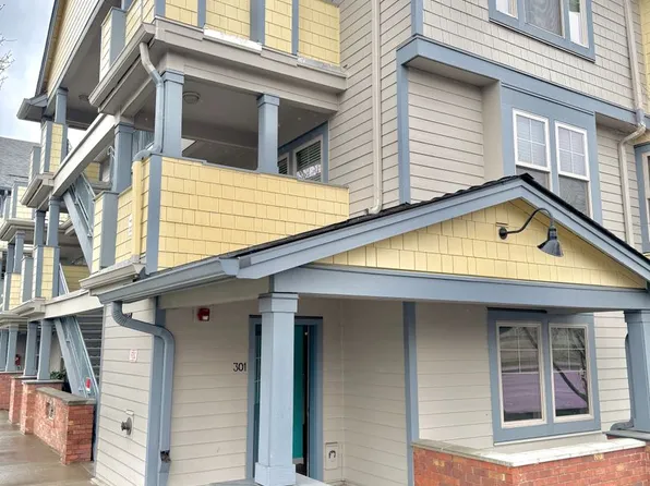 9837 NE Irving St APT 301, Portland, OR 97220