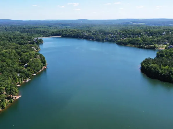 103 Green Leaf Dr, Cross Junction, VA 22625