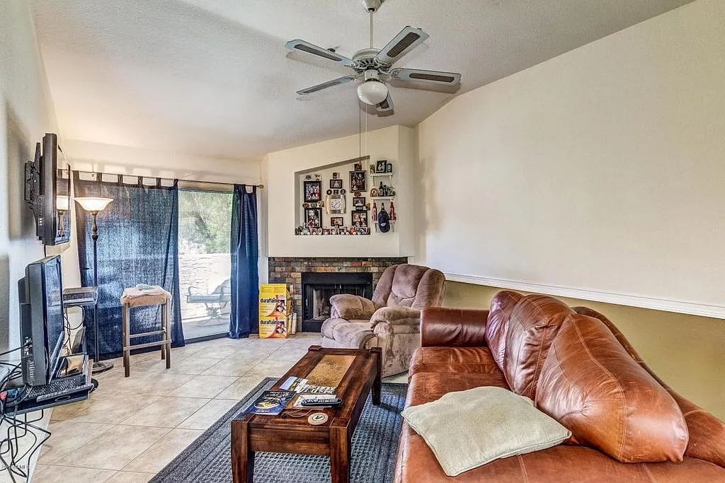 2 bed, 1078 sqft, $2,100 — Photo 3