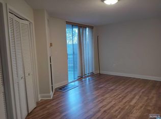 129 Harmon Cove Tower, Secaucus, NJ 07094
