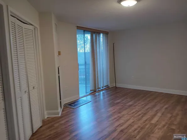 129 Harmon Cove Tower, Secaucus, NJ 07094