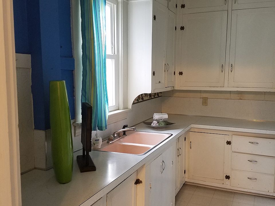 2nd image of 1922 Summit Ave