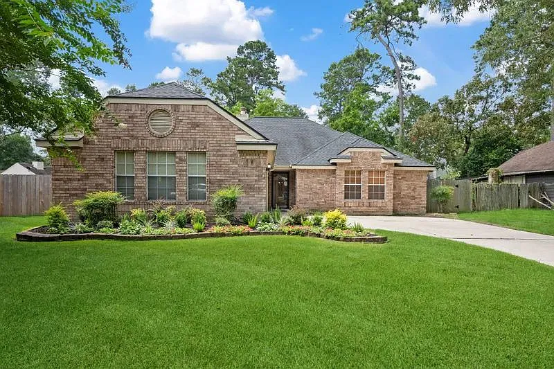 Updated 3-Bed Kingwood Home | Standby Generator + Lawn Care Included — Photo 1