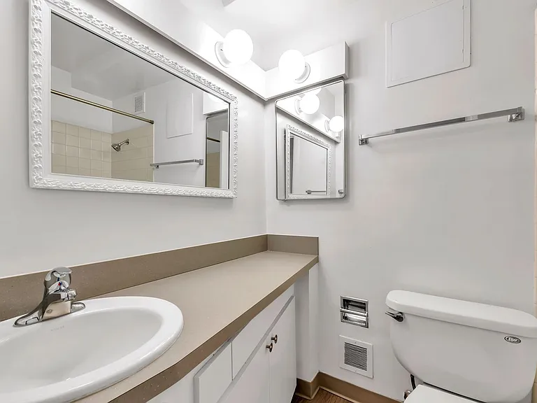 Uptown Manor — Photo 12
